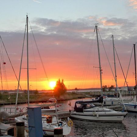 Strandnahe 2-Raum-Ferienwohnung Mit Balkon - Strandhaus Moenchgut Fewo 10 Lobbe Esterno foto